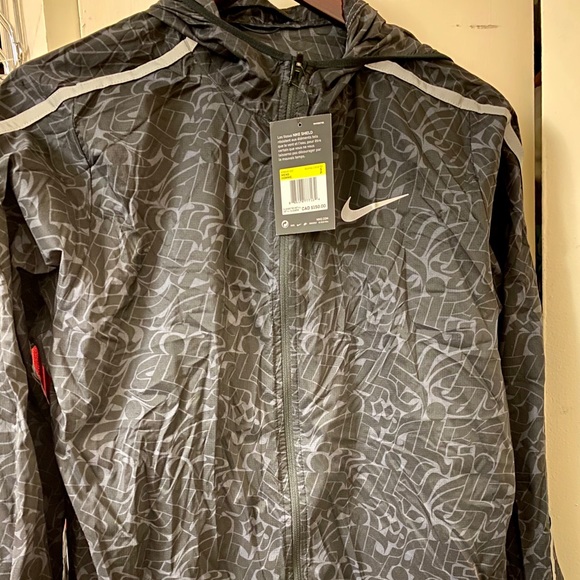 Nike rain jacket - Picture 3 of 4